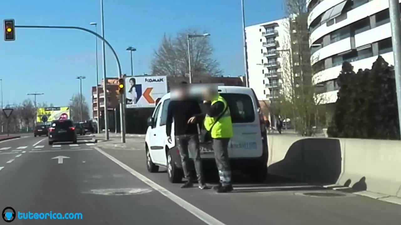 está permitido estacionar en el arcén transitable de una travesía