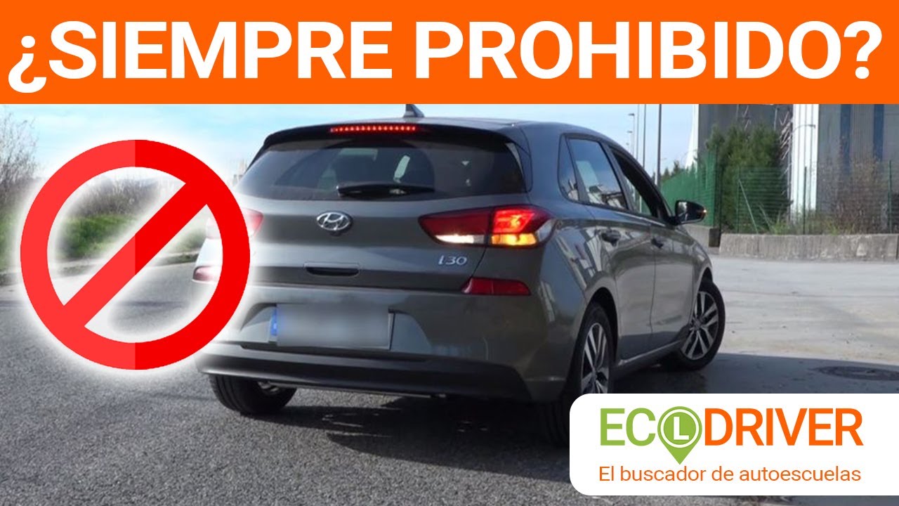 se puede invadir un cruce de vías circulando marcha atrás