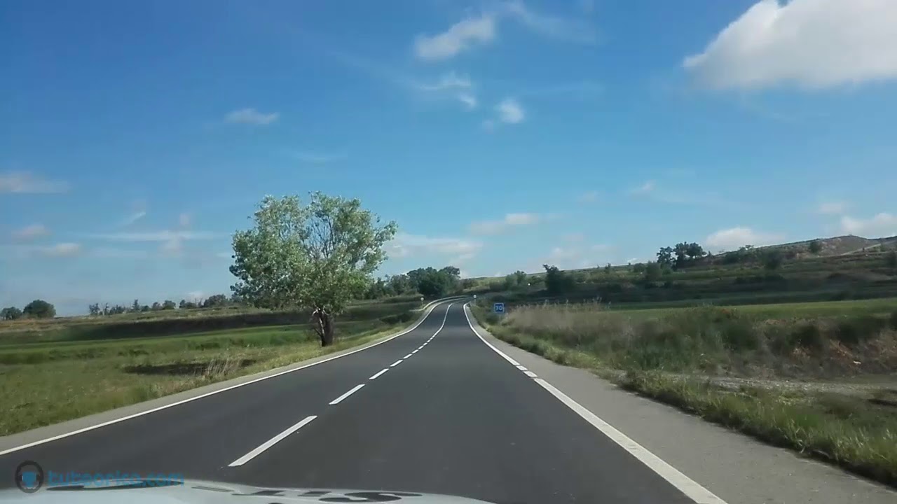 una linea longitudinal discontinua con trazos muy juntos