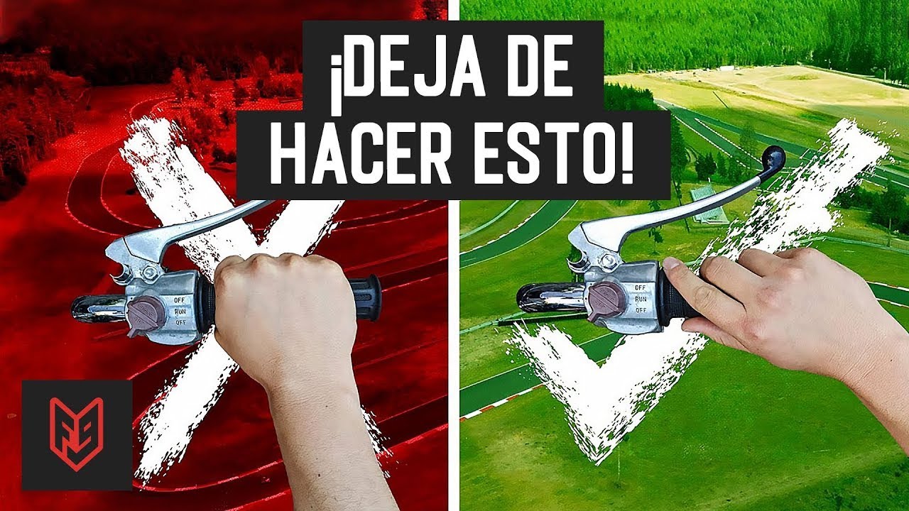 con que mano se acelera una moto