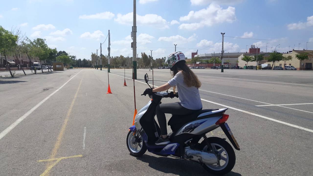 cuantas personas pueden ir en una moto de 49