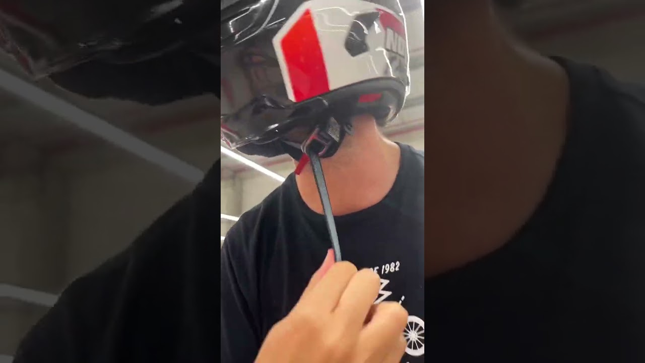 el pasajero de una moto debe llevar abrochado el casco