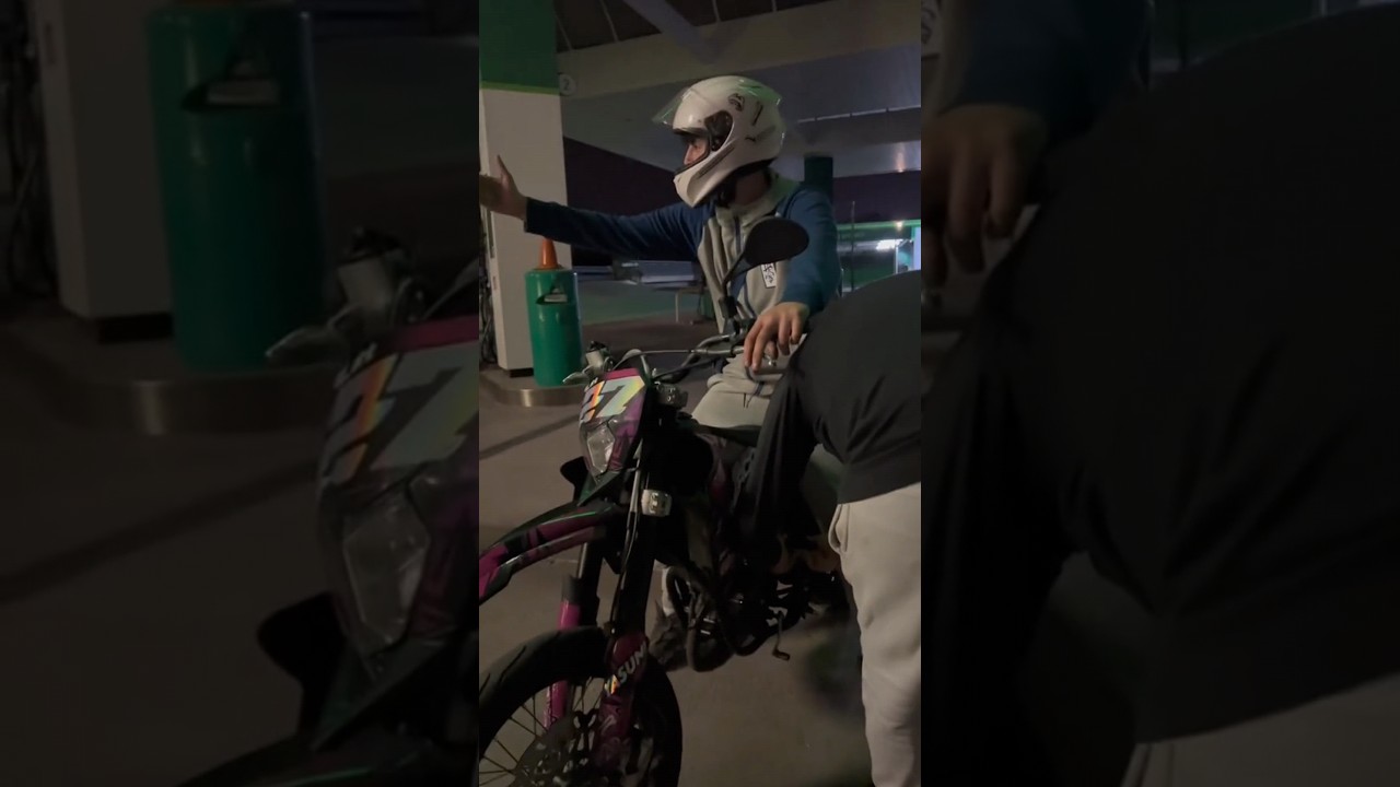 en una moto de 49cc puede ir dos personas