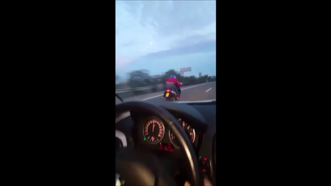 un ciclomotor puede ir por autovia
