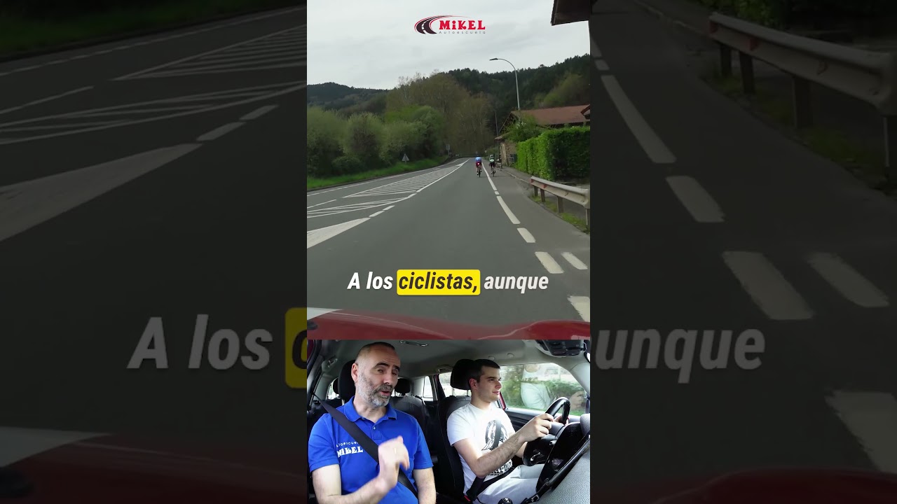 un ciclista puede adelantar por la derecha a un turismo