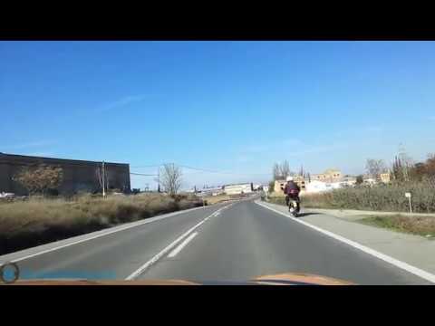 un ciclomotor puede circular por una carretera convencional