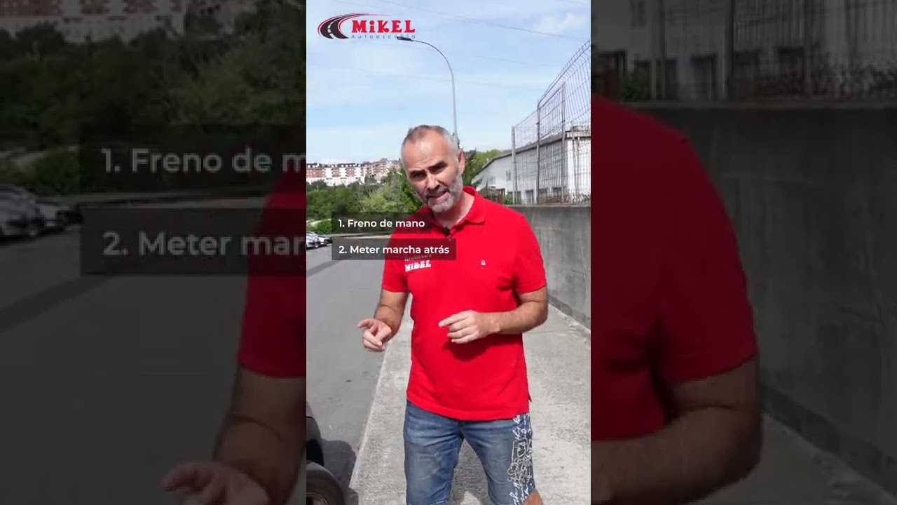 al estacionar en una pendiente descendente qué precauciones debe adoptar