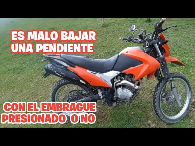 bajar una cuesta con el embrague pisado