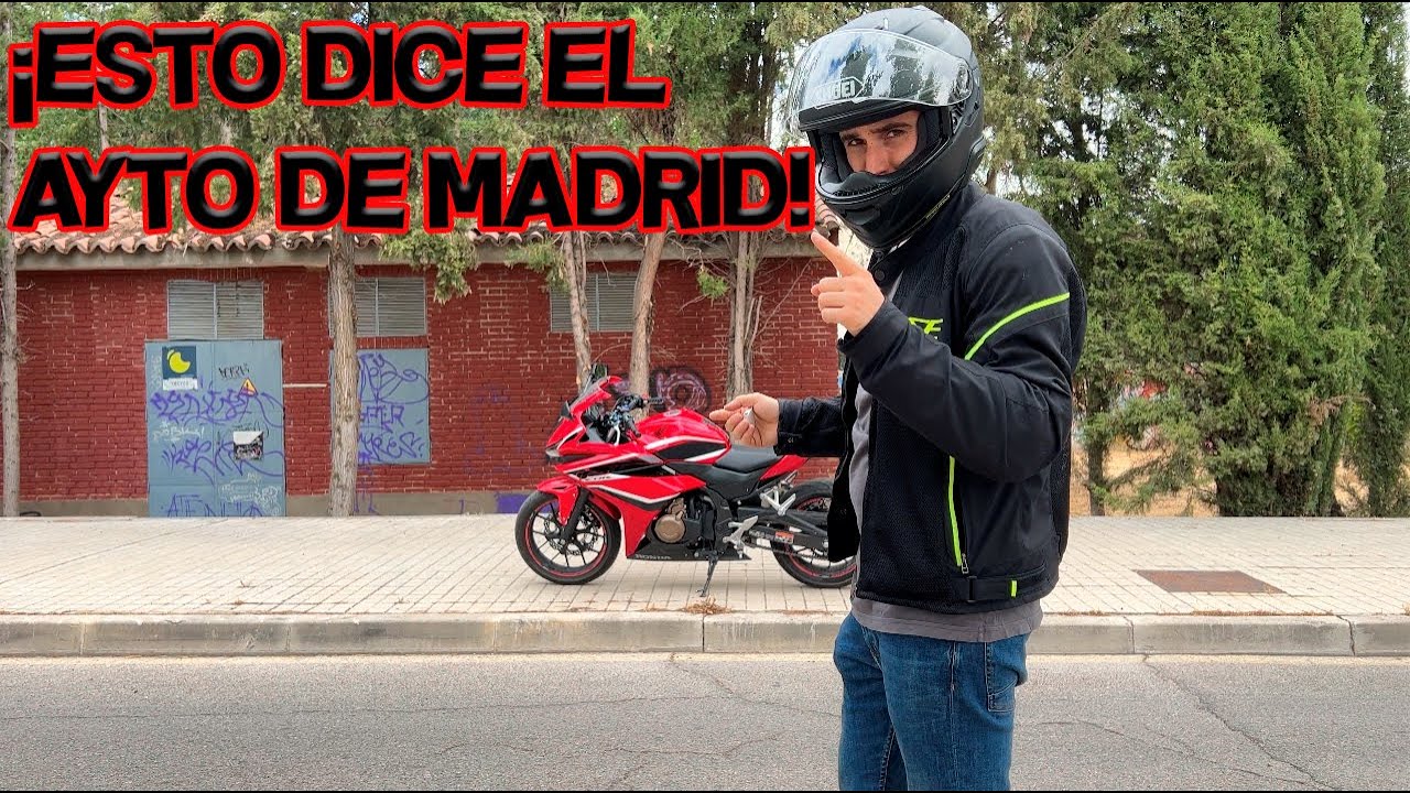 puede estacionar una motocicleta en la acera