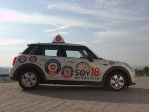 quien es el conductor en un coche de autoescuela